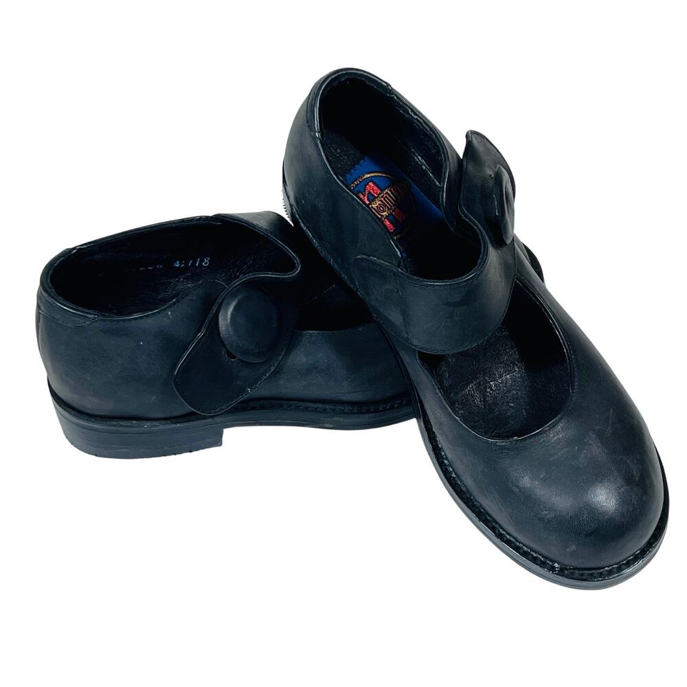 NaNa Black Heels with Classic Strap Design